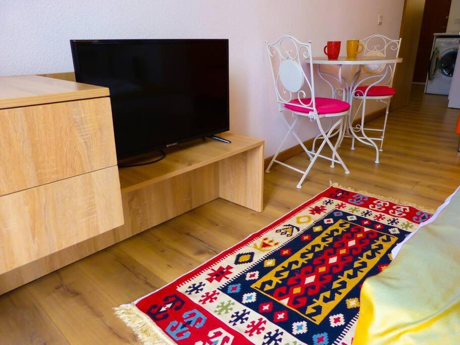 Live-Inn Stunning Apartment On Azneft Sq With President Palace & Old City Views Baku Kültér fotó