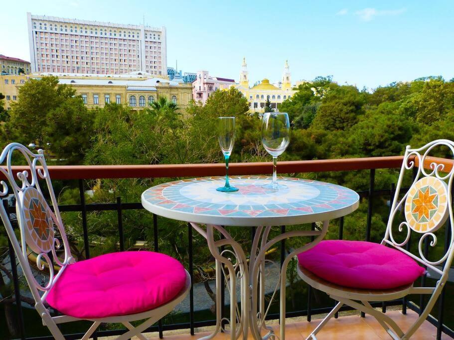 Live-Inn Stunning Apartment On Azneft Sq With President Palace & Old City Views Baku Kültér fotó