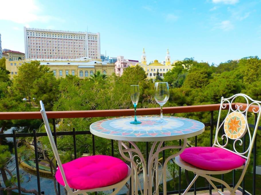 Live-Inn Stunning Apartment On Azneft Sq With President Palace & Old City Views Baku Kültér fotó