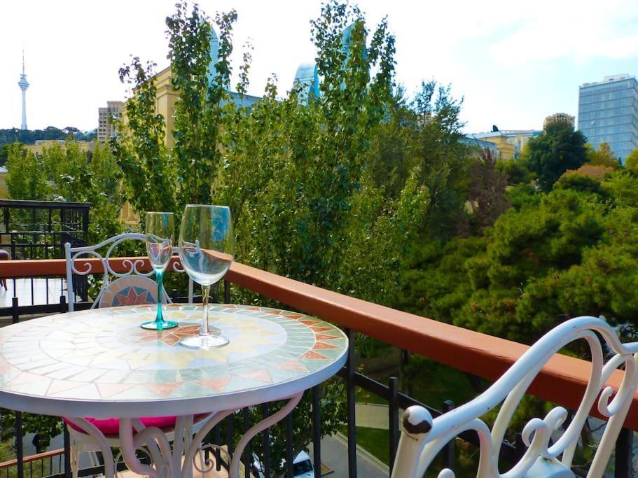 Live-Inn Stunning Apartment On Azneft Sq With President Palace & Old City Views Baku Kültér fotó
