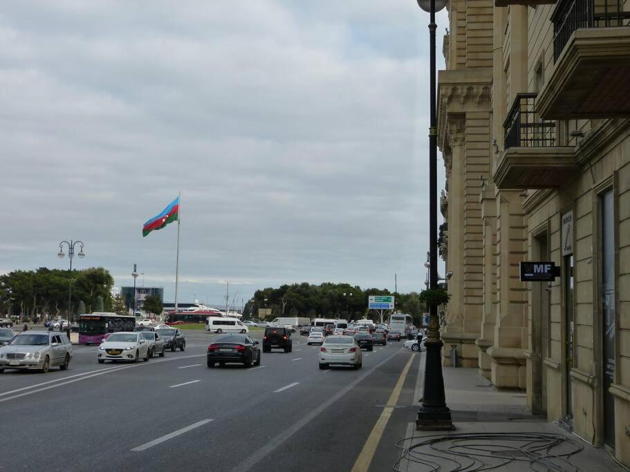 Live-Inn Stunning Apartment On Azneft Sq With President Palace & Old City Views Baku Kültér fotó