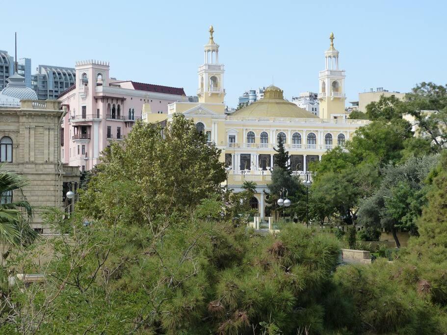 Live-Inn Stunning Apartment On Azneft Sq With President Palace & Old City Views Baku Kültér fotó