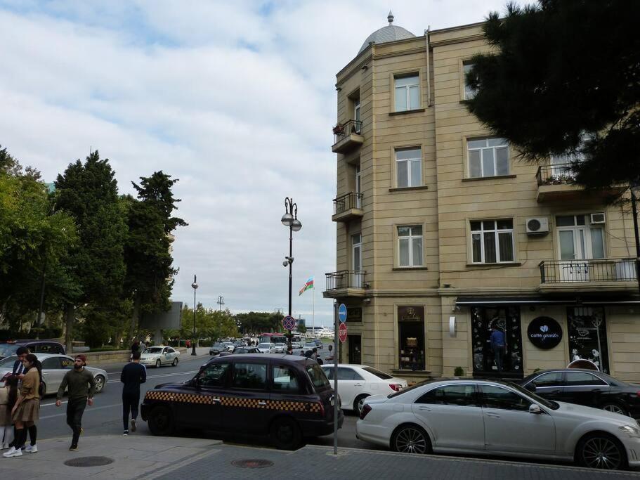 Live-Inn Stunning Apartment On Azneft Sq With President Palace & Old City Views Baku Kültér fotó