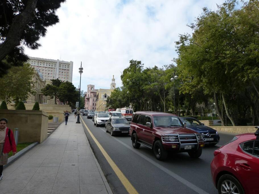Live-Inn Stunning Apartment On Azneft Sq With President Palace & Old City Views Baku Kültér fotó