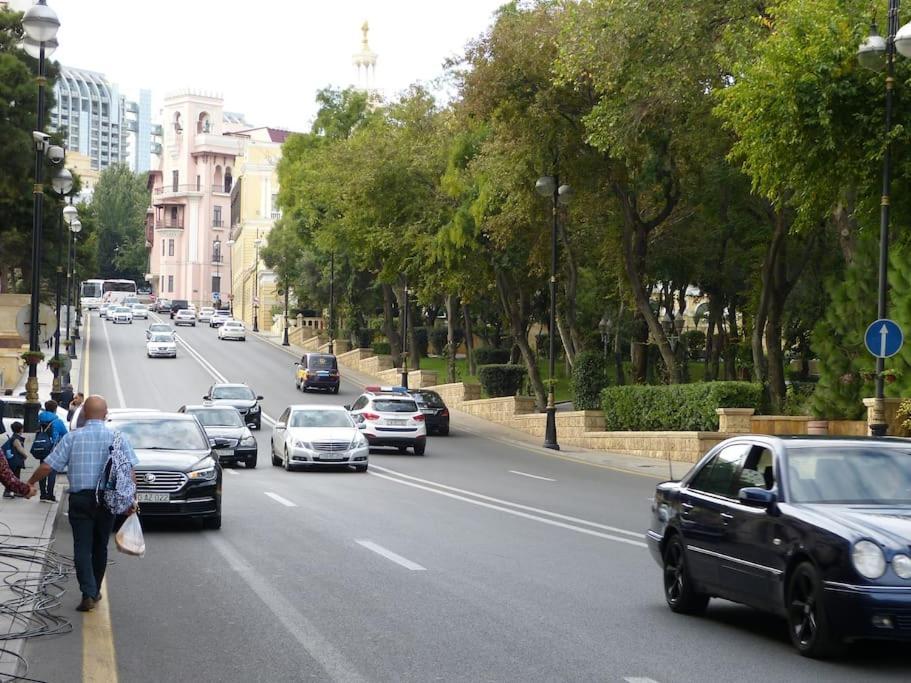 Live-Inn Stunning Apartment On Azneft Sq With President Palace & Old City Views Baku Kültér fotó