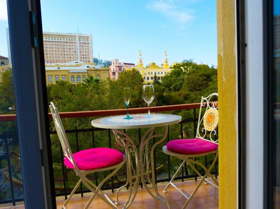 Live-Inn Stunning Apartment On Azneft Sq With President Palace & Old City Views Baku Kültér fotó