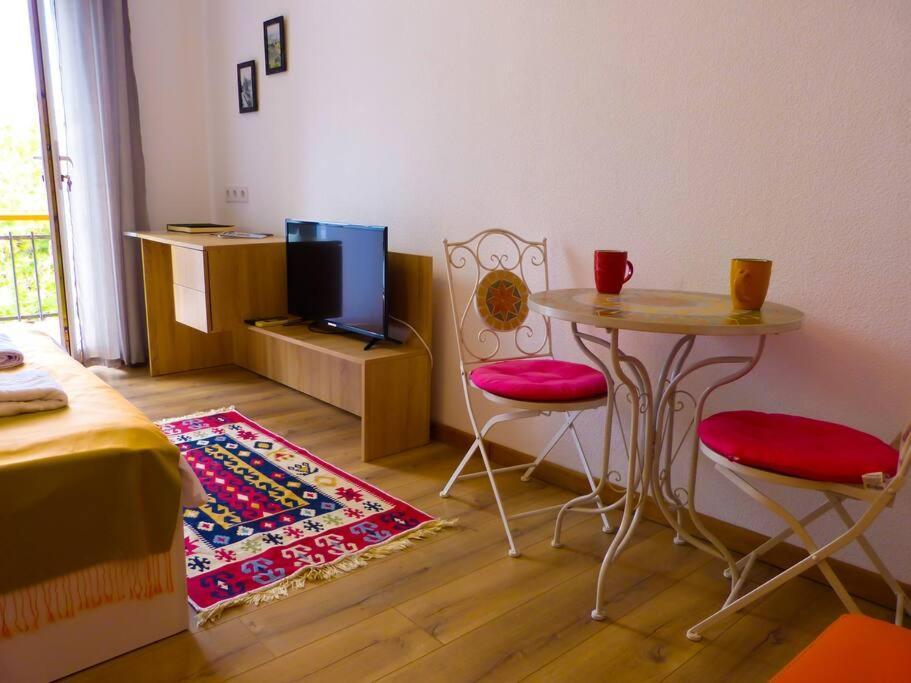 Live-Inn Stunning Apartment On Azneft Sq With President Palace & Old City Views Baku Kültér fotó